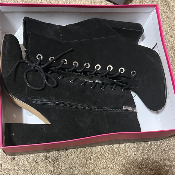 Vince Camuto Elegant Black Lace-Up Boots - Picture 5 of 6